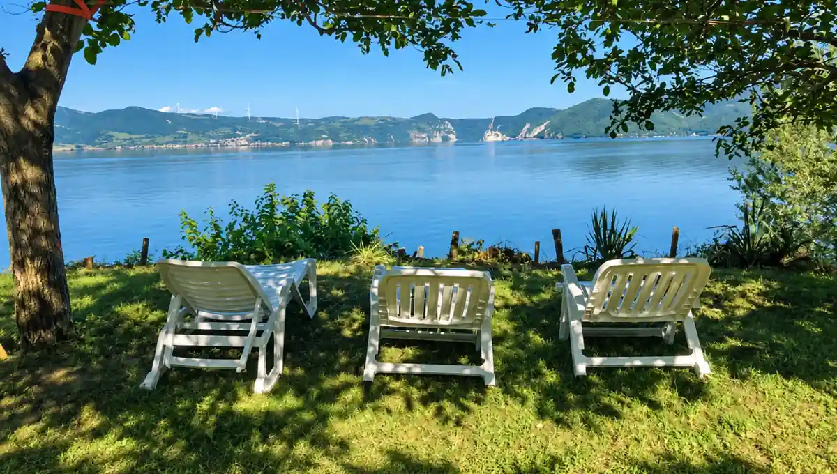 Baštenske ležaljke okrenute prema Dunavu